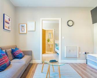 Kelham Apartments Sheffield - Sheffield - Living room