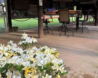 Peaceful 3-bedroom river camp on the Pascagoula River with Private sandbar! - Moss Point - Patio