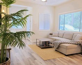 Excellent location in historical Clarksville neighborhood of Austin. - Austin - Living room