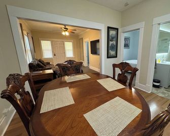 Spacious 4-bedroom house in charming Hays with AC comfort - Hays - Spisestue