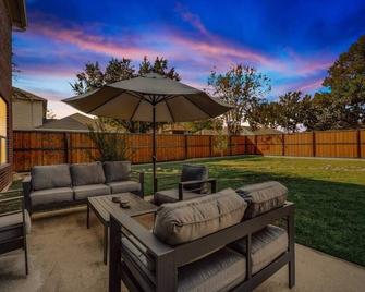Lewisville Estate - Spacious 5BR w Game Room - Lewisville - Patio