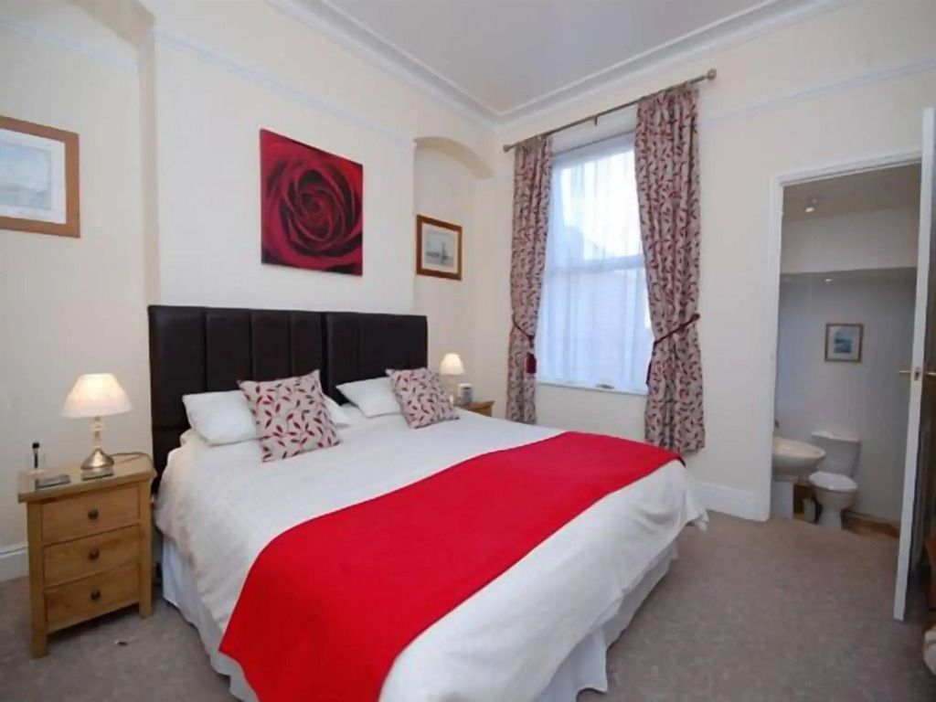 Ellies Guest House - וויטבי - חדר שינה