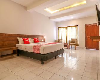 OYO 1384 Pulau Bali Hotel - Denpasar - Bedroom