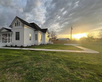 Plenty of space to relax! Near Turner falls, the lake & Crossbar Ranch. Sleeps 6 - Davis - Edificio