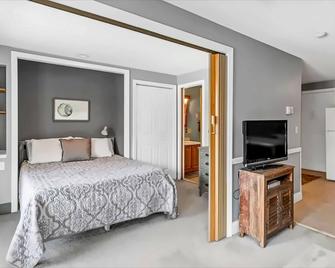 Condo in the Heart of the Lakes Region! Beach & pool access. Close to Skiing! - Gilford - Bedroom