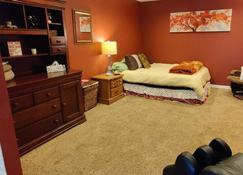 Spacious Basement with Private Walkout Entrance - Omaha - Sypialnia