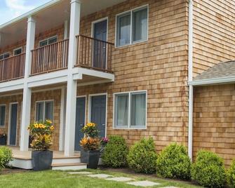 Refreshing Getaway Trip! Free Breakfast & Parking, Close to Indian Wells Beach! - East Hampton - Edificio