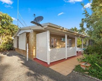 Relaxed Urangan Living at the Poolside Bungalow - Urangan - Building