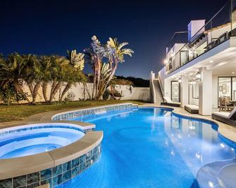 Beautiful house with Pool, Hot tub, and Gorgeous View, Only Steps from the Beach - Coronado - Pool