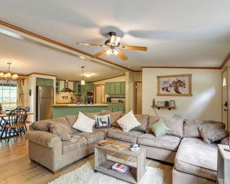 Modern Keystone Home 4 Mi to Mount Rushmore! - Keystone - Living room