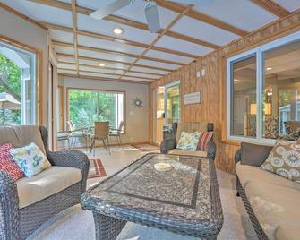 Lovely Holland Home with 1 Mile to Lake Michigan! - Holland - Living room
