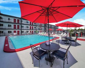 منتجع Seasons Florida - كيسيمي - حوض السباحة