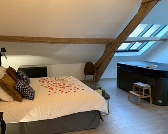 Chambre Baroque Avec Jacuzzi Privatif Sous les Poutres - Darvault - Slaapkamer