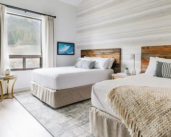 Glacier View Lodge - Saskatchewan River Crossing - Bedroom