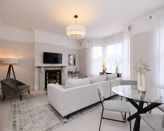 The New Cross Hideaway - Modern 2bdr Flat - London - Living room