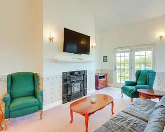 Ocean Shores Condo w/ Private Tub 1 Mi to Beach! - Ocean Shores - Sala de estar