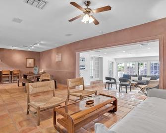 Newly Renovated Pool, Hot Tub, & Epic Backyard - Fort Lauderdale - Living room