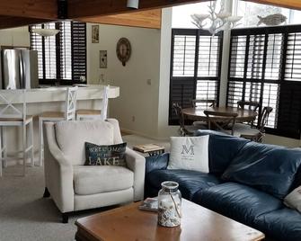 Petoskey Beachfront. Close to skiing and marina. - Petoskey - Living room
