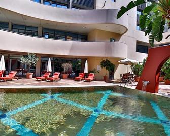 فندق تمار روتانا - الحدث - بيروت - حوض السباحة