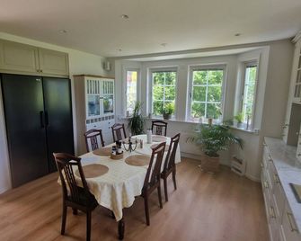 Modern Villa With Lovely Garden Near T Bana And Stockholm City - Stockholm - Dining room