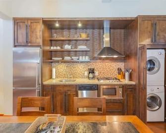 One Bedroom Oceanfront Villa - Mayne Island Resort - Mayne Island - Kitchen