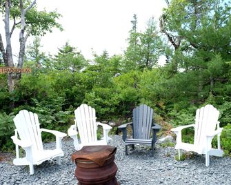 Four Person Glamping Tent with Picnic Space and BBQ in Texas - Porters Lake - Innenhof