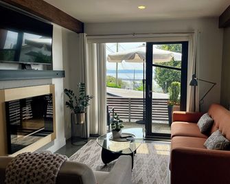 Ocean View White Rock Modern 2 Bedroom. 1 min walk to beach! BC & City licensed. - White Rock - Sala de estar