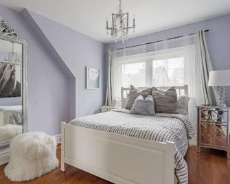 Short term available Family / Work / Friendly Home w/ Parking - Toronto - Chambre