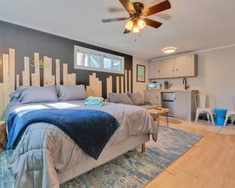 Vibrant Motel Suite: Your Cozy Retreat - Old Orchard Beach - Bedroom