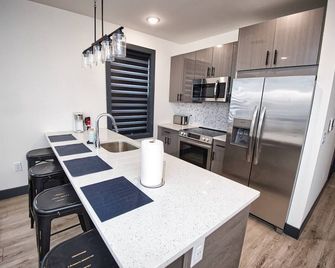 Luxurious and Spacious Apt with Parking 20 min to NYC - West New York - Cocina