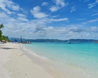 Red Coconut Beach Hotel Boracay - Boracay - Beach