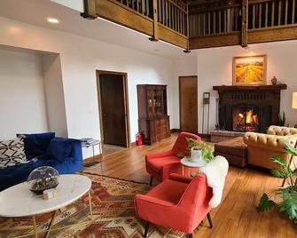 Luxury Napa Vineyard Estate 15 min from St Helena - Angwin - Living room