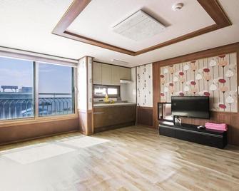 Ulleung Island Village Pension - Ulleung - Habitación