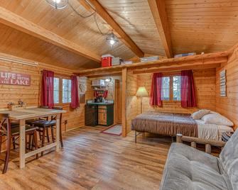Authentic German Log Cabin in Hayward!! - Hayward - Bedroom