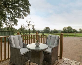 Whitlow Lodge Annex, Romantic, With A Garden In Huntley - Gloucester - Patio