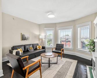 Unit 5 · Historic Brush Park 1 Bdrm Apt W Workstation - Detroit - Sala de estar