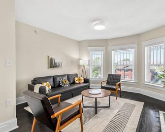 Unit 5 · Historic Brush Park 1 Bdrm Apt W Workstation - Detroit - Sala de estar