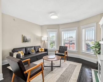 Unit 5 · Historic Brush Park 1 Bdrm Apt W Workstation - דטרויט - סלון