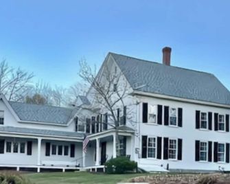 The 1799 Farmhouse at the base of Pat's Peak - Henniker - Edificio