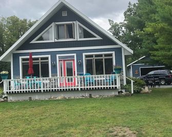 Heavenly Lakeside Retreat - East Jordan - Edificio