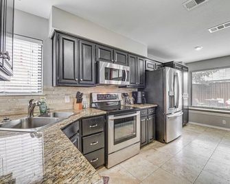 10 Mi to Lake Lewisville: Carrollton Home w/ Pool - Carrollton - Kitchen