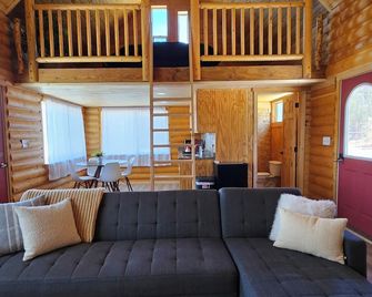 The Woody Cabin - Apple Valley - Living room