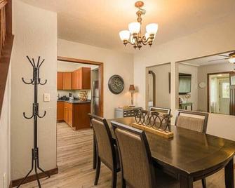 -5 Star Suite Spot - Sleeps 7 3 Br Full Remodel - Appleton - Dining room