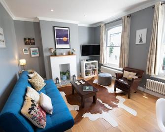 Style, Charm & Comfort in Camberwell - London - Living room