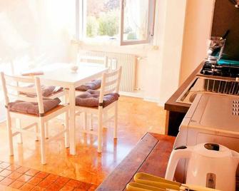 Apartment + Private Parking 30 Meters From The F. S - Conegliano - Dining room