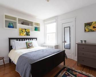 Beautiful & Comfortable Historic Row House. Solar Powered! - Washington D. C. - Habitación