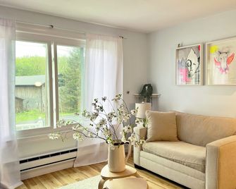 Charming 4-bedroom villa with Art, Sauna, Cold Plunge and Yoga in New Paltz - Highland - Living room