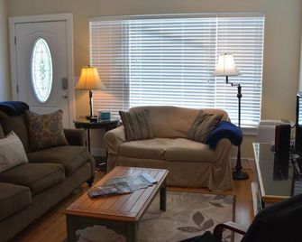 Contemporary Home Near Linfield, Near Historic Downtown - McMinnville - Living room