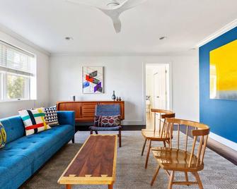 Airy Cottage in Bellport Village - Bellport - Living room