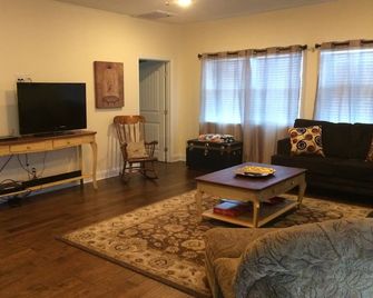 Roomy 2nd Floor Spacious Guesthouse short drive to Lake Texoma - Denison - Obývací pokoj